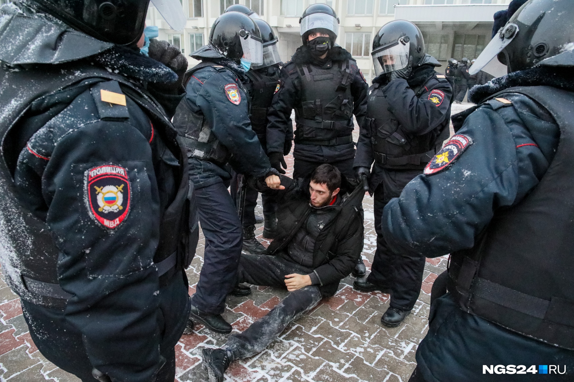 Участник митинга в Красноярске нанес полицейскому травмы головы, кинув бутылку газировки