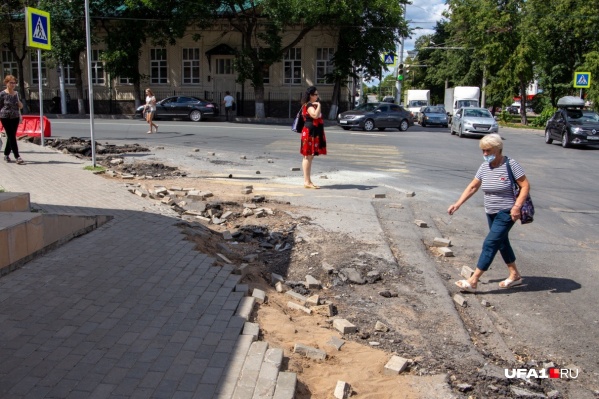 По словам чиновников, сложность работ заключается в том, что нельзя остановить автодвижение По словам чиновников, сложность работ заключается в том, что нельзя остановить автодвижение