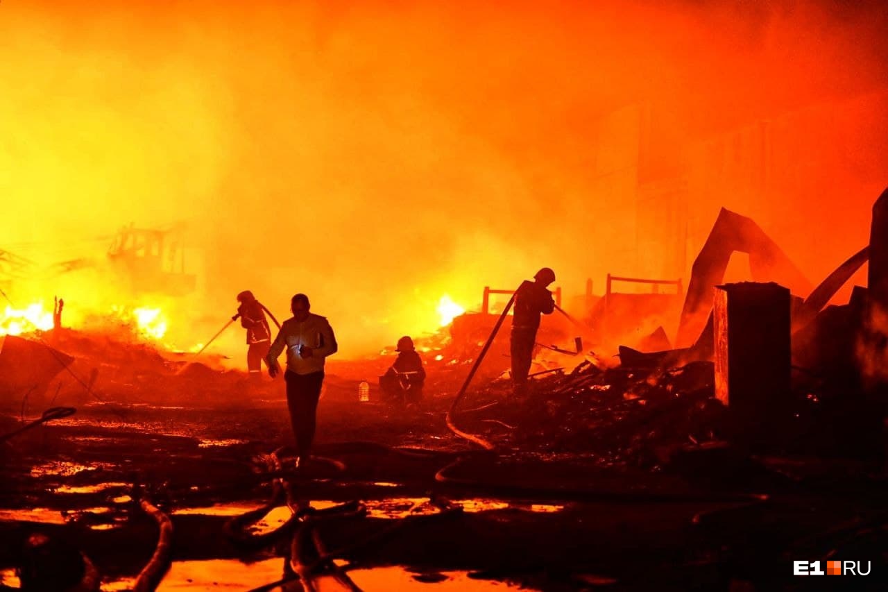 Сгорели склады, гаражи и садовые домики. Пожарные локализовали пожар площадью 2500 кв. м в Екатеринбурге
