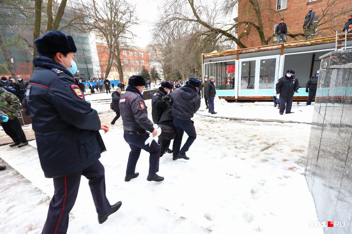 Задержание на фоне нового павильона книжного развала Задержание на фоне нового павильона книжного развала