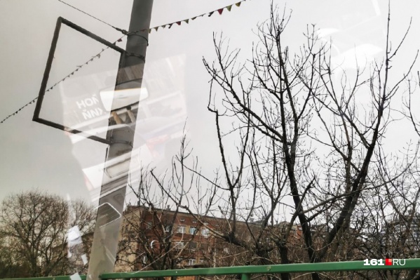 На мосту проспекта Стачки до февральской трагедии было много незаконных вывесок На мосту проспекта Стачки до февральской трагедии было много незаконных вывесок