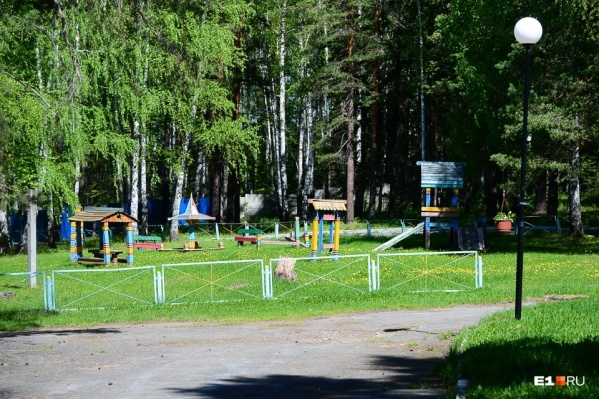 Загородные лагеря продолжат работать, но в течение смены покидать их сотрудникам больше не разрешат Загородные лагеря продолжат работать, но в течение смены покидать их сотрудникам больше не разрешат