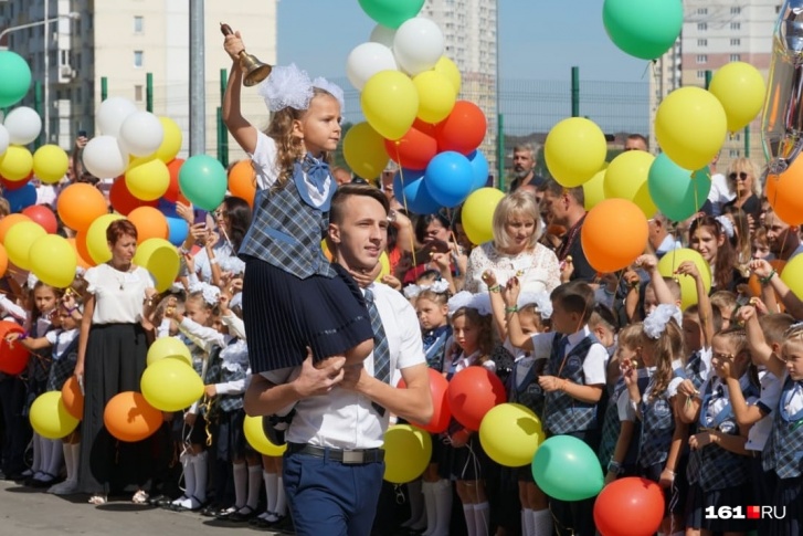 Старшеклассники на линейках будут без семьи Старшеклассники на линейках будут без семьи