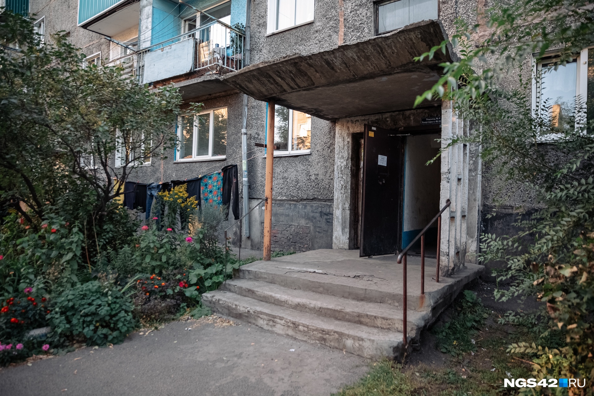 Здесь, на первом этаже, живет семья одной из погибших девочек Здесь, на первом этаже, живет семья одной из погибших девочек