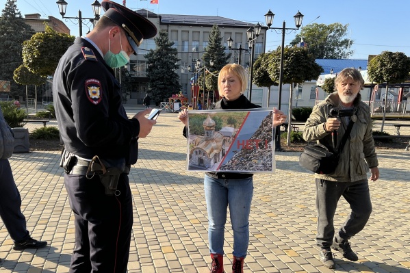 Накануне жители вышли на одиночные пикеты перед администрацией в тот момент, когда депутаты голосовали за строительство полигона Накануне жители вышли на одиночные пикеты перед администрацией в тот момент, когда депутаты голосовали за строительство полигона