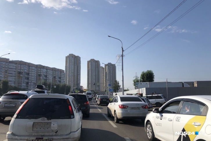 Пробка растянулась на Шахтеров от кольца на Караульной Пробка растянулась на Шахтеров от кольца на Караульной