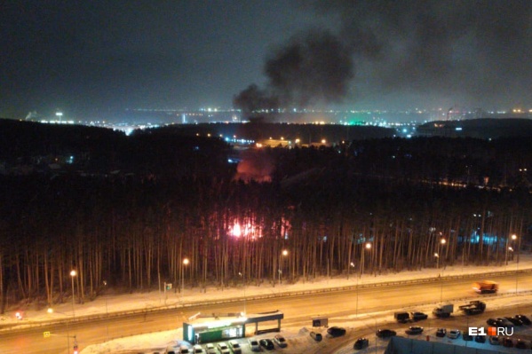Пожар тушат уже довольно долго Пожар тушат уже довольно долго