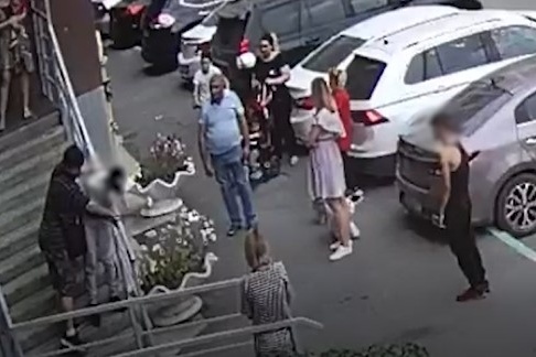 Разборки происходили на глазах многочисленных очевидцев, но, по словам родителей, за детей никто не вступился Разборки происходили на глазах многочисленных очевидцев, но, по словам родителей, за детей никто не вступился
