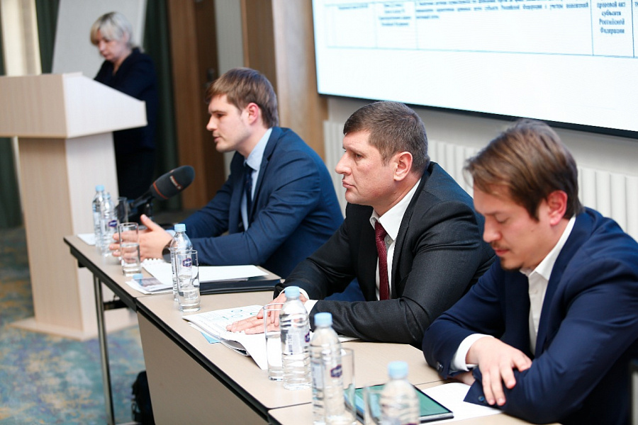 В администрации края Андрей Алексеенко (в центре) курировал сферу строительства и архитектуры В администрации края Андрей Алексеенко (в центре) курировал сферу строительства и архитектуры
