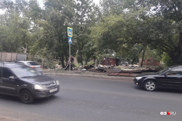 На месте коробок остается мусор На месте коробок остается мусор