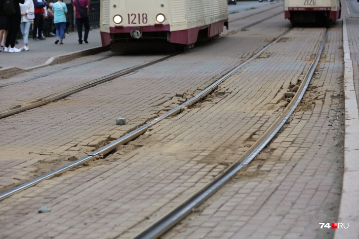 что с трамваями в челябинске сегодня. dac4579e09223be35f3caf92468d67d019f786c5c 727 485 c. что с трамваями в челябинске сегодня фото. что с трамваями в челябинске сегодня-dac4579e09223be35f3caf92468d67d019f786c5c 727 485 c. картинка что с трамваями в челябинске сегодня. картинка dac4579e09223be35f3caf92468d67d019f786c5c 727 485 c. В мэрии Челябинска уточнили сроки ремонта трамвайных путей на улице Цвиллинга. Как сообщили в пресс-службе администрации города, движение трамваев закрыто до 6:00 12 декабря, после этой даты останется ограничение для автотранспорта на участке от Тимирязева до Свободы до 24 декабря включительно. Ранее ремонт трамвайных путей на улице Цвиллинга затянулся из-за задержек подрядчика.