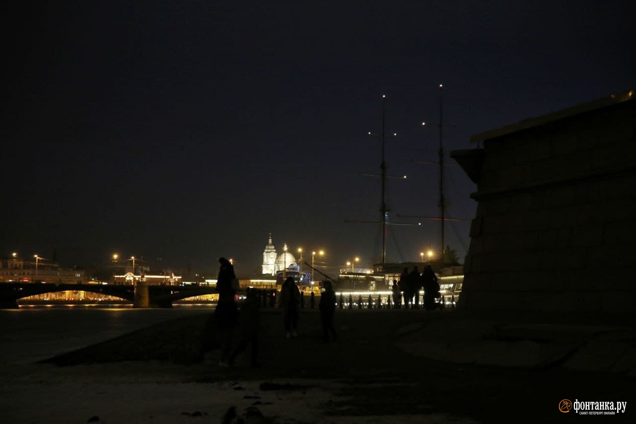 Центр Петербурга погрузился во тьму: на час выключили декоративную архитектурную подсветку в поддержку Часа Земли
