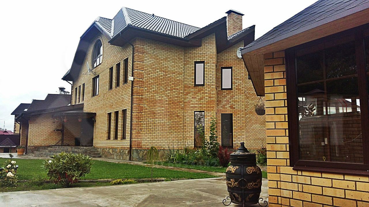 С виду обычный коттедж С виду обычный коттедж
