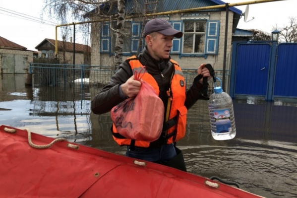 Спасатели готовы эвакуировать людей с затопленных территорий Спасатели готовы эвакуировать людей с затопленных территорий