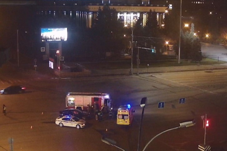 Одна из патрульных машин врезалась в проезжавший мимо седан Одна из патрульных машин врезалась в проезжавший мимо седан