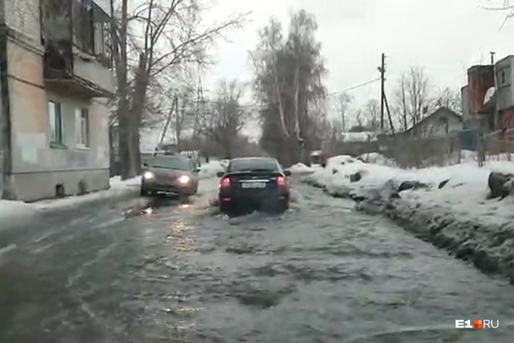 Сахалинскую затопило от Блюхера до Владивостокской Сахалинскую затопило от Блюхера до Владивостокской