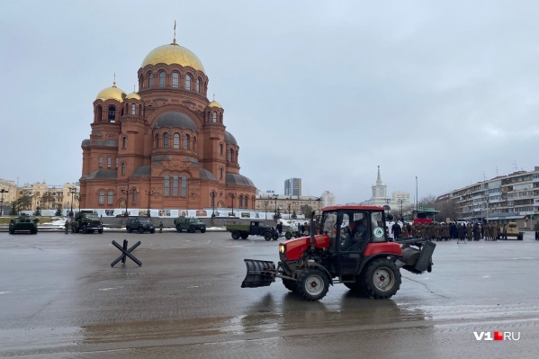 На площадь Павших Борцов не пропускают ни машины, ни людей На площадь Павших Борцов не пропускают ни машины, ни людей
