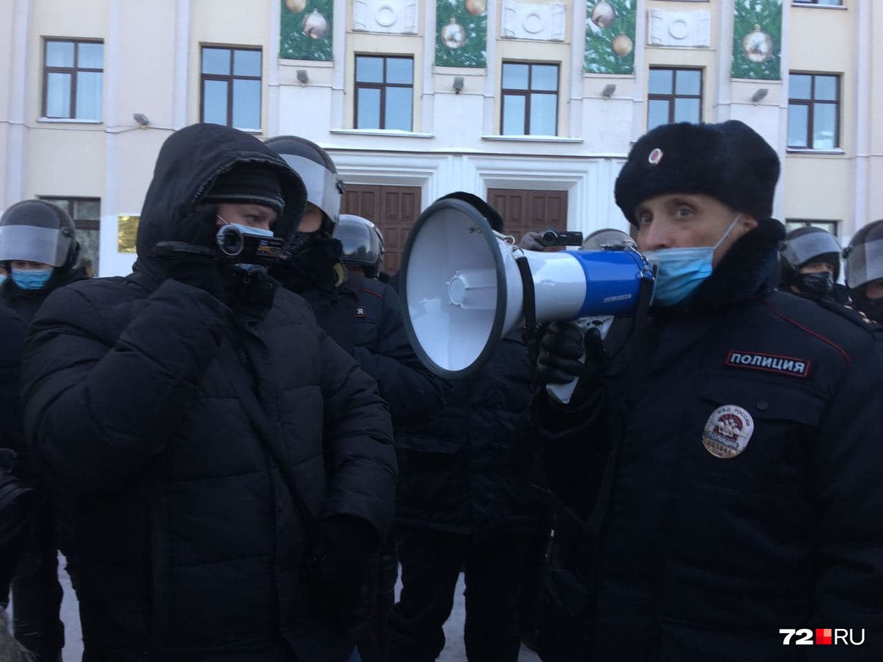 Полиция пытается убедить горожан мирно разойтись Полиция пытается убедить горожан мирно разойтись