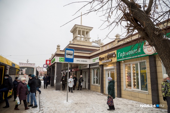 В городе каждый год появляются новые торговые объекты. Часто предприниматели благоустраивают прилегающую территорию в надежде на долгое время работы В городе каждый год появляются новые торговые объекты. Часто предприниматели благоустраивают прилегающую территорию в надежде на долгое время работы