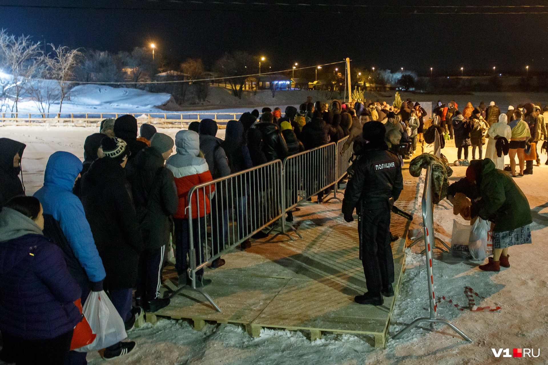 За порядком у прорубей следит около полутысячи полицейских За порядком у прорубей следит около полутысячи полицейских
