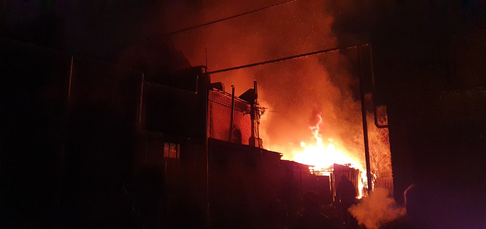 «В этих постройках жили люди»: в Цыганском поселке на ВИЗе вспыхнул крупный пожар