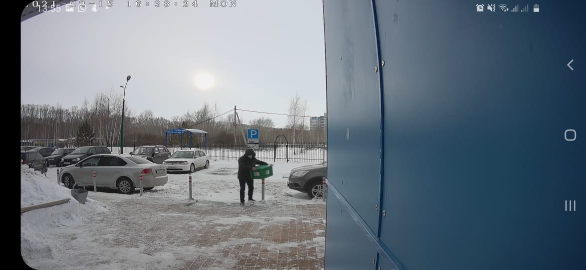 На скриншотах видно, что мужчина действительно несет в руках зеленую коробку На скриншотах видно, что мужчина действительно несет в руках зеленую коробку