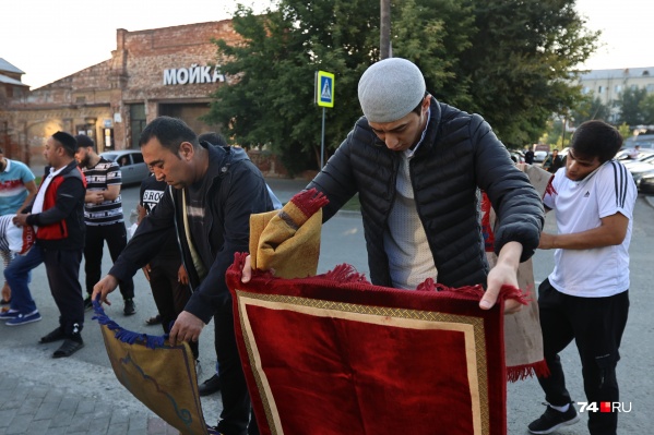 Собираться у мечети на молитву верующие начали с раннего утра, но места рядом с воротами многим не хватило Собираться у мечети на молитву верующие начали с раннего утра, но места рядом с воротами многим не хватило