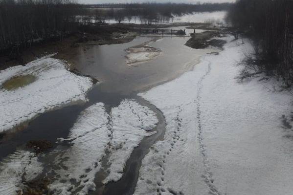 Но на фотографиях разлива, предоставленных Природнадзором округа, вода покрыта большими радужными пятнами Но на фотографиях разлива, предоставленных Природнадзором округа, вода покрыта большими радужными пятнами