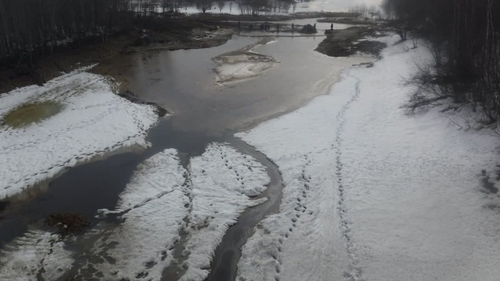 «ЛУКОЙЛ» утверждает, что разлившаяся в ХМАО нефть не попала в реку. Это не так — смотрим фото