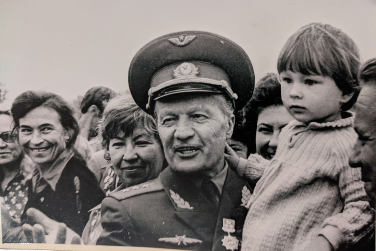 Ирина Соловьева (слева) и руководитель подготовки первых советских космонавтов Николай Каманин