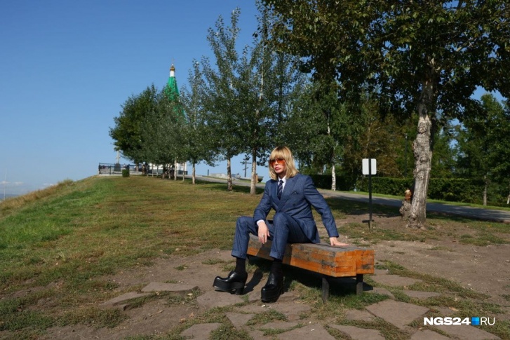 Сергей Зверев на смотровой площадке проверяет, есть ли смог над городом Сергей Зверев на смотровой площадке проверяет, есть ли смог над городом