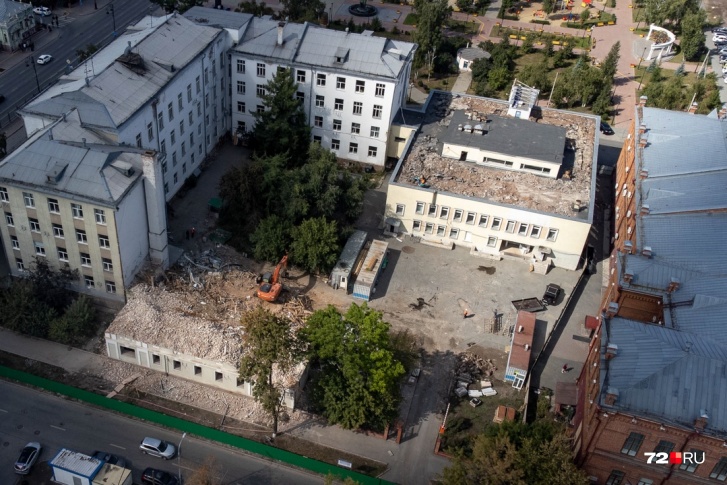Старинное здание начали сносить на этой неделе Старинное здание начали сносить на этой неделе