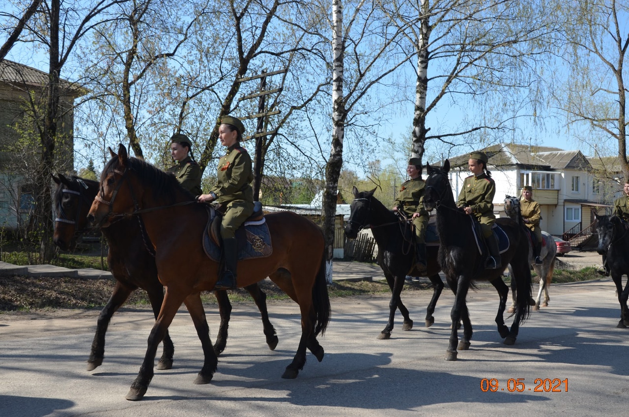 Конный отряд из клуба на параде в Юго-Камском Конный отряд из клуба на параде в Юго-Камском