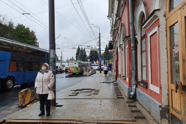 На Комсомольской улице поставят навес На Комсомольской улице поставят навес