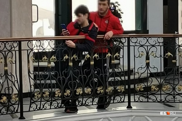 Парни заявили маме одной из девочек, что часто бывают в ТЦ, и охранники их знают Парни заявили маме одной из девочек, что часто бывают в ТЦ, и охранники их знают