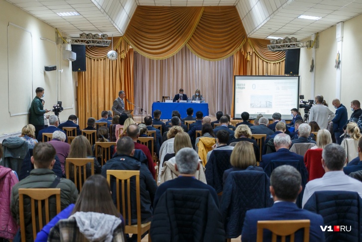Собравшимся мало рассказывали про экологию, но много — про годы основания компаний-инвесторов Собравшимся мало рассказывали про экологию, но много — про годы основания компаний-инвесторов