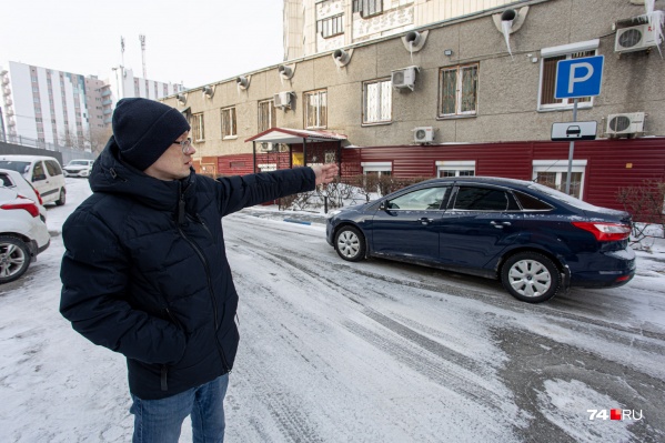 Андрей Косухин показывает место, где еще недавно был знак «Парковка для инвалидов» Андрей Косухин показывает место, где еще недавно был знак «Парковка для инвалидов»