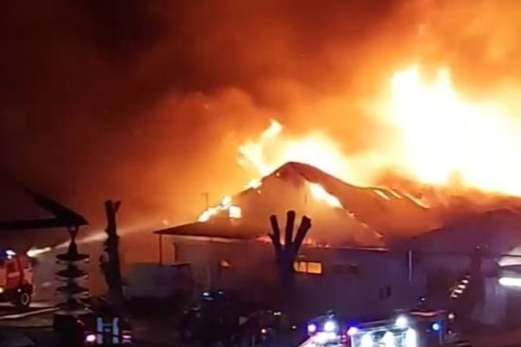 В Армавире горит здание на 400 кв. метрах, у него обрушилась крыша