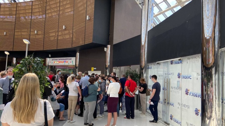 В екатеринбургском торговом центре собралась толпа желающих сделать прививку от коронавируса