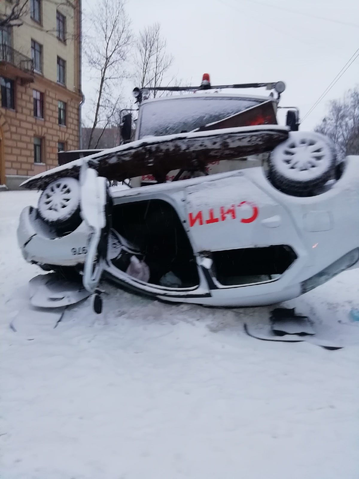 Пескоразбрасыватель в Петербурге перевернул такси, которое до этого обидело другого водителя