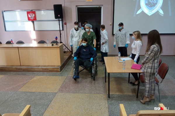 Тимура Бекмансурова завозят в зал, где ему изберут меру пресечения Тимура Бекмансурова завозят в зал, где ему изберут меру пресечения