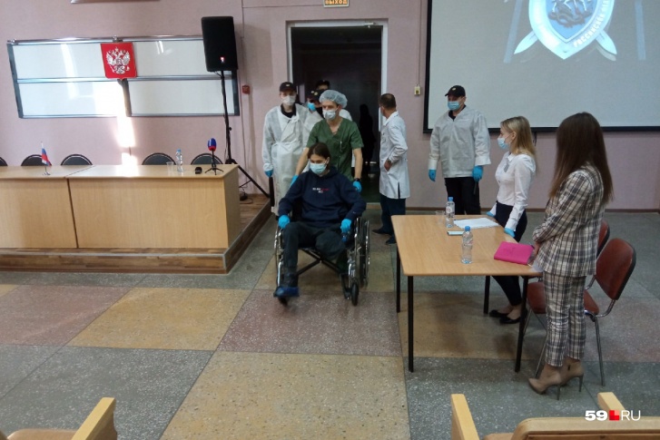 Тимура Бекмансурова завозят в зал, где ему изберут меру пресечения Тимура Бекмансурова завозят в зал, где ему изберут меру пресечения