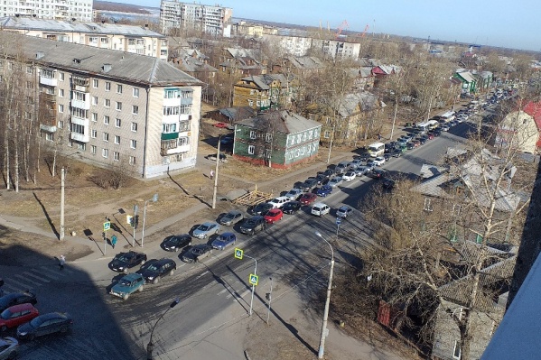 Пробка образовалась с самого утра Пробка образовалась с самого утра