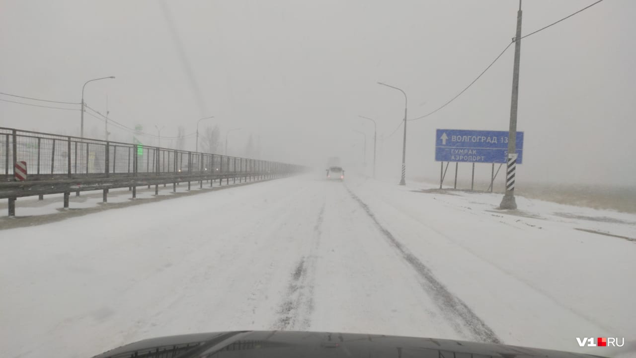 Трасса на Москву под Волгоградом полностью покрыта снегом Трасса на Москву под Волгоградом полностью покрыта снегом