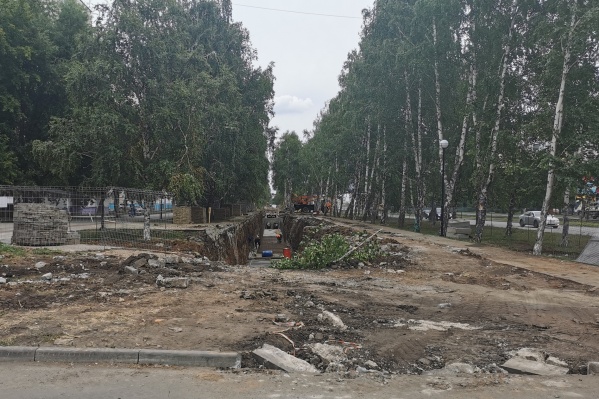 В прошлом году на благоустройство сквера на проспекте Победы потратили 25 миллионов рублей. А сейчас здесь ремонтируют теплотрассу В прошлом году на благоустройство сквера на проспекте Победы потратили 25 миллионов рублей. А сейчас здесь ремонтируют теплотрассу