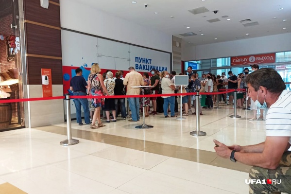 Такие очереди мы увидели в торговом центре «Планета» Такие очереди мы увидели в торговом центре «Планета»