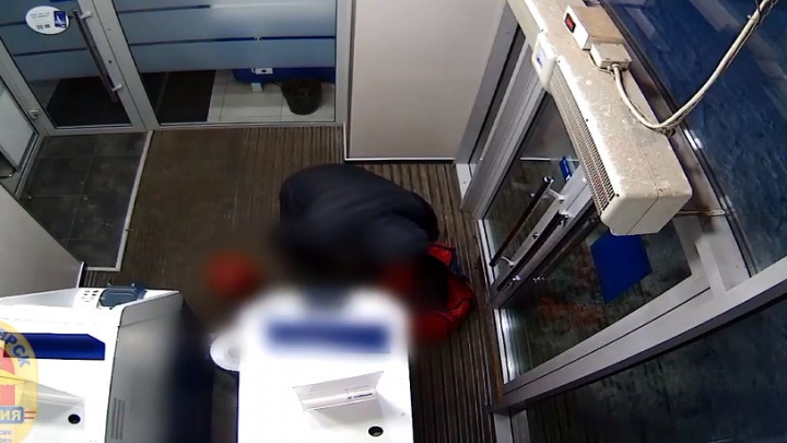 В Красноярске мужчина попытался взорвать банкомат газовым баллоном. Видео