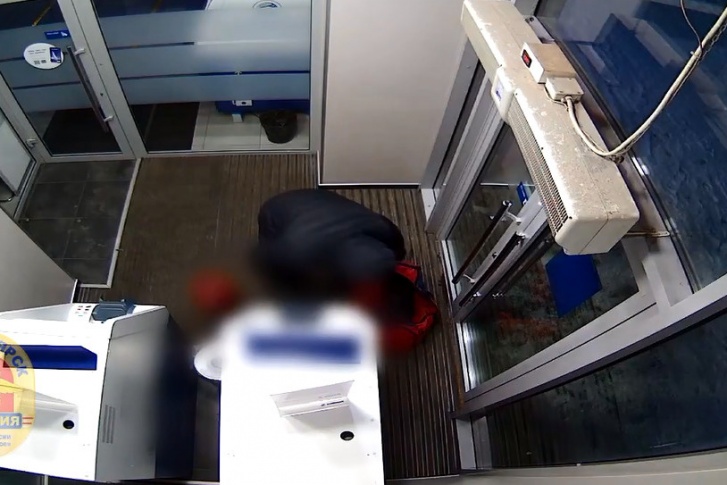 Помещение заполнилось газом, но банкомат так и не взорвался Помещение заполнилось газом, но банкомат так и не взорвался