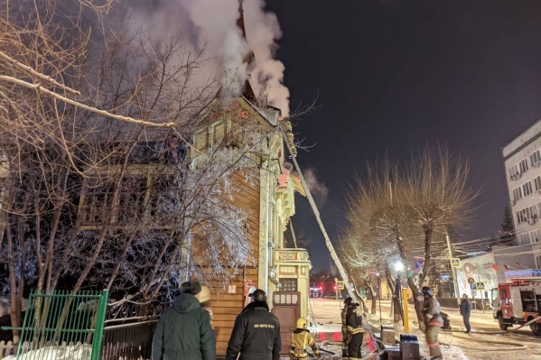 Здание загорелось в пятом часу утра Здание загорелось в пятом часу утра