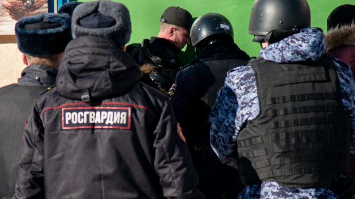 «Пострадают все близкие». Как из-за 6 тысяч довели должника «РосДенег» — он пришел туда с обрезом